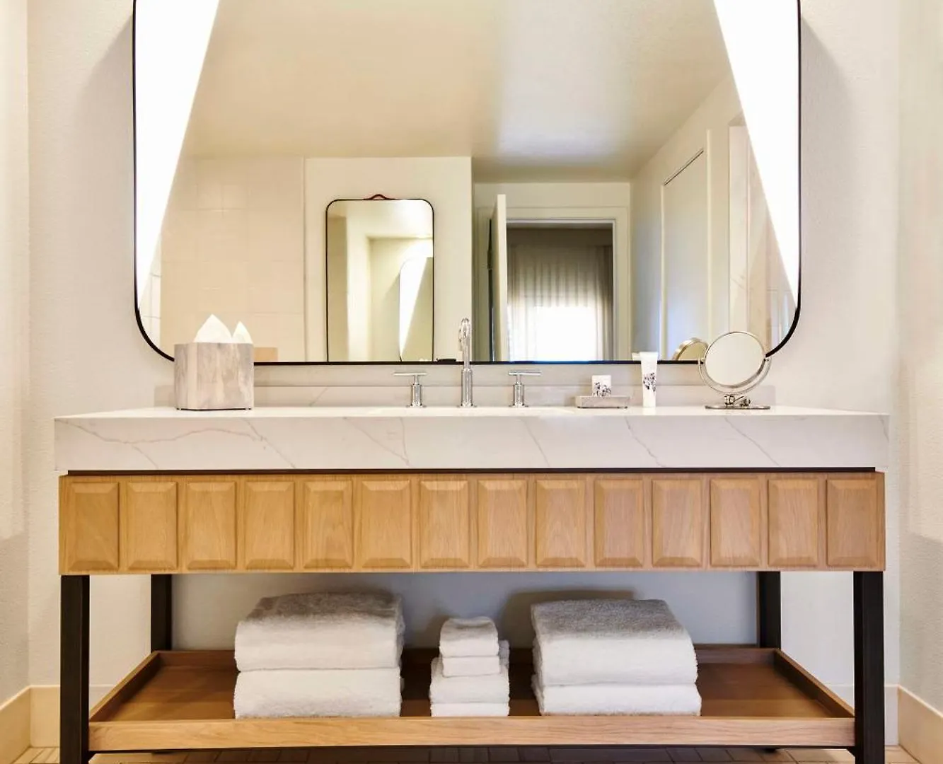 Virgin Hotels Las Vegas, Curio Collection By Hilton Semesteranläggning (resort)